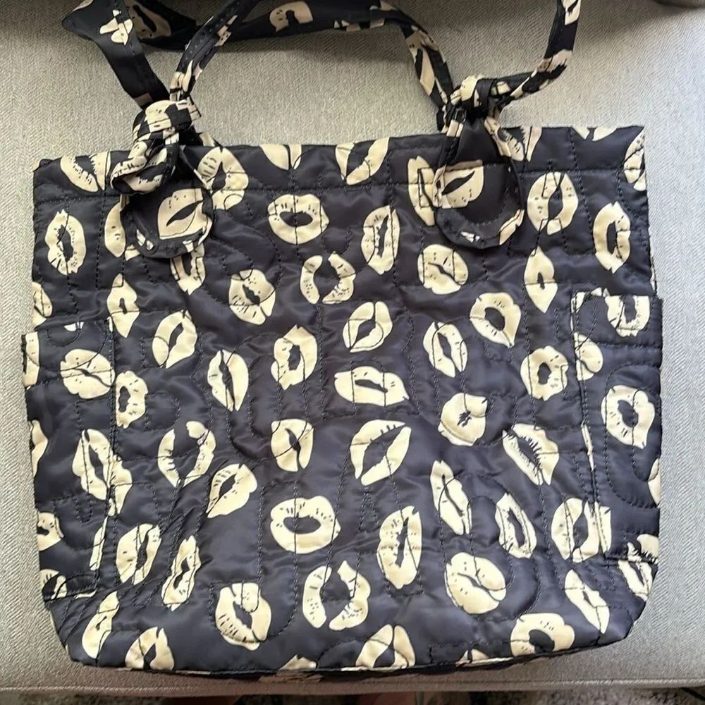 MARC BY MARC JACOBS WORKWEAR LIPS BLACK & CREAM QUILTED NYLON TOTE BAG - Picture 3 of 4